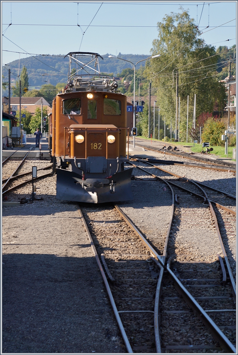 Bei der Ankunft unsers Zuges wartet die RhB Ge 4/4 182 auf die Abfahrt in Blonay.8. Sept. 2018