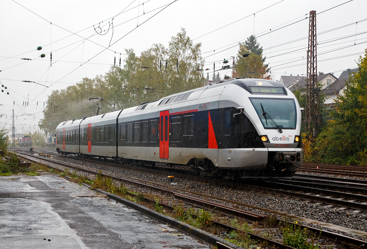 
Bei bestem Regenwetter.....
Der ET 23 2107 (94 80 0427 106-0 D-ABRN / 94 80 0827 106-6 D-ABRN / 94 80 0427 606-9 D-ABRN), ex ET 23007, ein 3-teiliger Stadler FLIRT der Abellio Rail NRW GmbH fährt am 04.10.2019, als RB 91  Ruhr-Sieg-Bahn  (Hagen - Finnentrop - Kreuztal – Siegen), von Kreuztal weiter in Richtung Siegen.  
