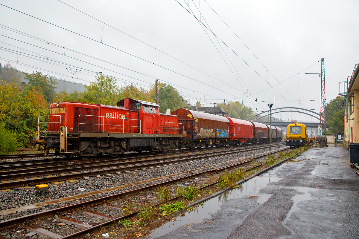 
Bei bestem Regenwetter.....
Die 294 794-3 (98 80 3294 794-3 D-DB) eine remotorisierte V 90 der DB Cargo Deutschland AG, ex 294 294-4, ex DB 290 294-8, fährt am 04.10.2019 mit einem Coilzug vom Rbf Kreuztal nach Ferndorf.

Die V 90 wurde 1972 bei MaK in Kiel unter der Fabriknummer 1000594 gebaut und als 290 294-8 an die DB ausgeliefert. Die Ausrüstung mit Funkfernsteuerung und Umzeichnung in 294 294-4 erfolgte 1999, im Jahr 2005 erfolgte die Remotorisierung mit einem MTU 8V 4000 R41Motor, erhalt eines Umlaufgeländers und die Umzeichnung in 294 794-3.
