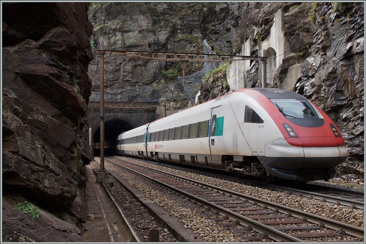 Bei der Blockstelle Piottino für ein Weg recht nahe ans Gleis, wo ich den ICN 672 von  Lugano nach Basel fotografieren konnte. 
6. Mai 2014