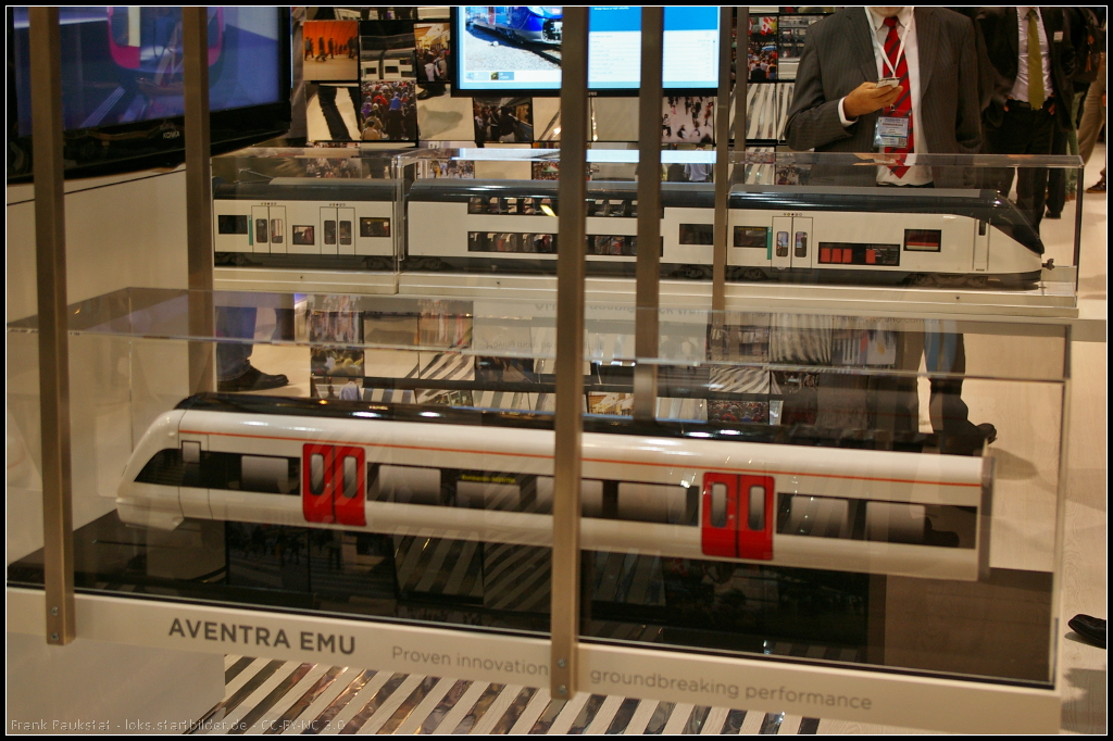 Bei dem AVENTRA-Modell handelt es sich um einen Regional-Zug (Claas 345), der von Transport for London und Department for London f�r das Crossrail-Projekt geordert wurde. Bei dem dem Projekt handelt es sich um eine 180 km lange Strecke zwischen Shenfield und Maidenhead, mit Verbindungen zu Eisenbahn- und Underground-Stationen. Voraussichtlich wird Ende 2019 der Betrieb auf der gesamten Strecke aufgenommen. Zu sehen war das Modell auf der InnoTrans 2014 am Stand von Bombardier.

Viele Infos zu Crossrail auf Wikipedia: http://de.wikipedia.org/wiki/Crossrail
