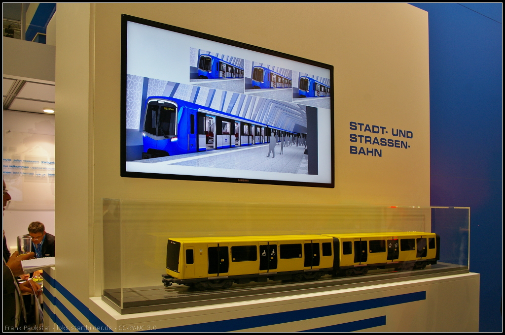Bei dem Modell des U-Bahn Typ IK f�r die Berliner BVG handelt es sich um ein in der Entwicklung befindlichen Zug von Stadler Pankow f�r das Kleinprofilnetz der BVG. Ab 2015 sollen zwei Prototypen eingesetzt werden, ab 2017 weitere 34 Serienfahrzeuge wenn es keine Probleme gibt. Ausgestellt war das Modell auf der InnoTrans 2014 in Berlin am Stand von Stadler

Webseite Wikipedia (deutsch): http://de.wikipedia.org/wiki/BVG-Baureihe_IK
