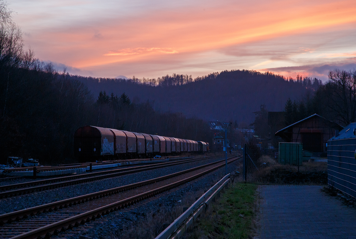 Bei dem stimmungsvollen Himmel musste ich den Nachschuss machen....
Die KSW 43 (92 80 1273 018-2 D-KSW) der KSW (Kreisbahn Siegen-Wittgenstein), fährt am 28.01.2022 mit einem langen Übergabezug über Gleis 4 durch den Bahnhof Herdorf. Noch hat sie kurz Hp 0 bevor es gleich via Betzdorf (Sieg) nach Kreuztal geht.