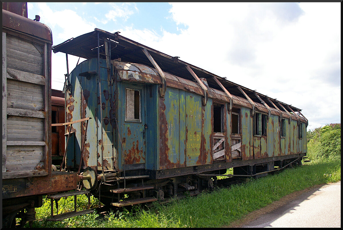 Bei diesem eigenwilligen Umbau eines Schnellzugwagens dürfte es sich um einen Bahndienstwagen für die Oberleitungsrevision handeln. Die Kennung ČSD EL 53743 lässt darauf schließen. Der Wagen stand am Ende eines Seitengleises im Eisenbahnmuseum Jaroměř.

Jaroměř, 21.05.2022
