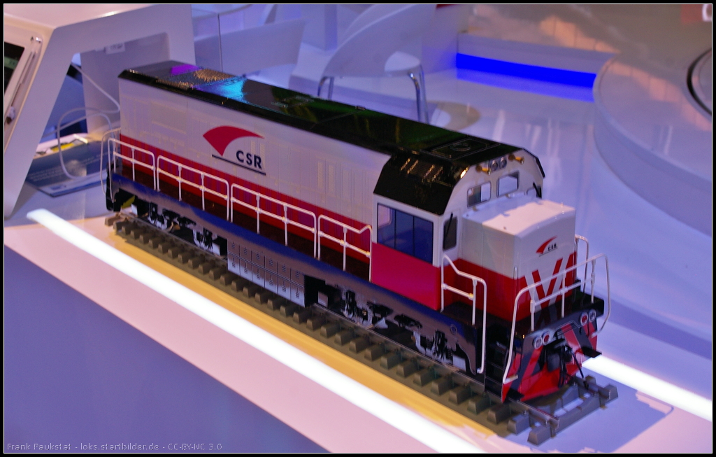 Bei diesem Modell handelt es sich um eine Hybrid-Lok wie zum Beispiel bereits bei der CKD als Baureihe 6E im Einsatz ist. Die Lok kann sowohl im Rangierdienst wie auch als Streckenlok eingesetzt werden. Gezeigt wurde das Modell am Stand des Herstellers CSR Corporation Limited auf der InnoTrans 2014 in Berlin

Daten: Spurbreite 1435 mm, Leistung 3000 kW, Batterie Lithium-ion, Kapazit�t 1070 Ah, Geschwindigkeit 100 km/h
