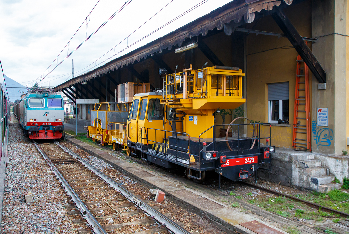 
Bei der Einfahrt in den Bf. Sondrio (deut. Sünders) am 14.09.2017 konnte ich einen abwarteten Gegenzug, ein Güterzug gezogen von der Tiger E 652 106 sowie ein paar angestellte gelbe  Dinger  ablichten. Vorne der S45 2473 ist ein Oberleitungsinstandhaltungs-Fahrzeug, die Wagen dahinter dienen wohl auch der Oberleitungsinstandhaltung.