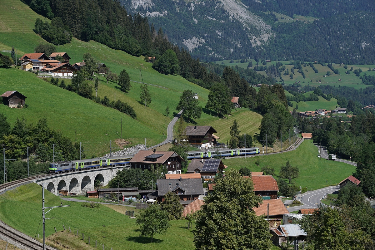 Bei Garstatt schiebt die BLS Re 4/4 II 502 ihren RE in Richtung Spiez.

11. August 2020