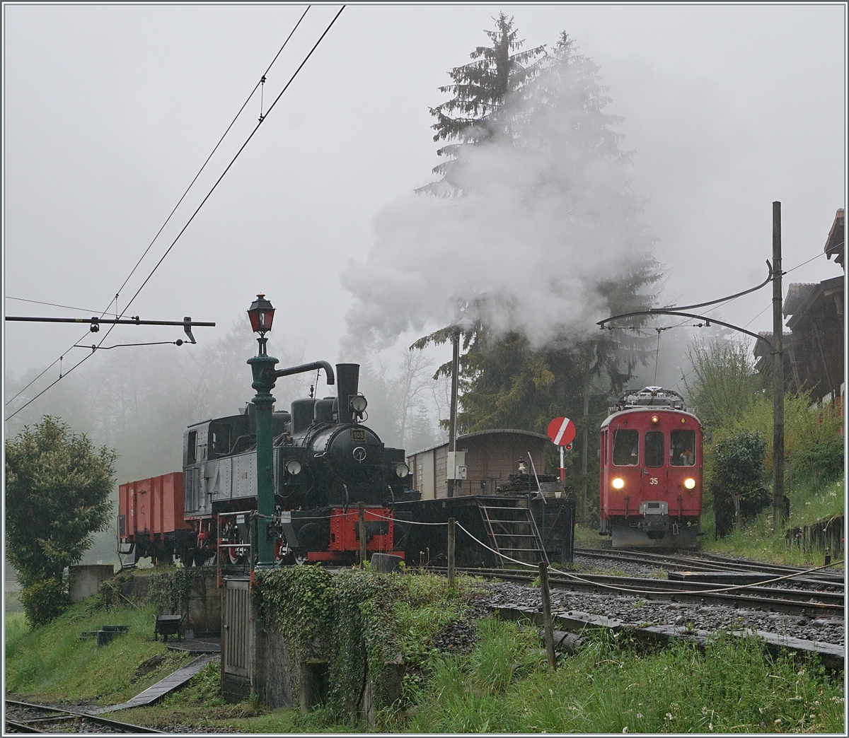 Bei interessantem Wetter verlässt der RhB Bernina Bahn Abe 4/4 I 35 der Blonay-Chamby Bahn Chaulin während links im Bild die G 2x 2/2 105 für die nächste Dampffahrt vorbereitet wird.

1. Mai 2021