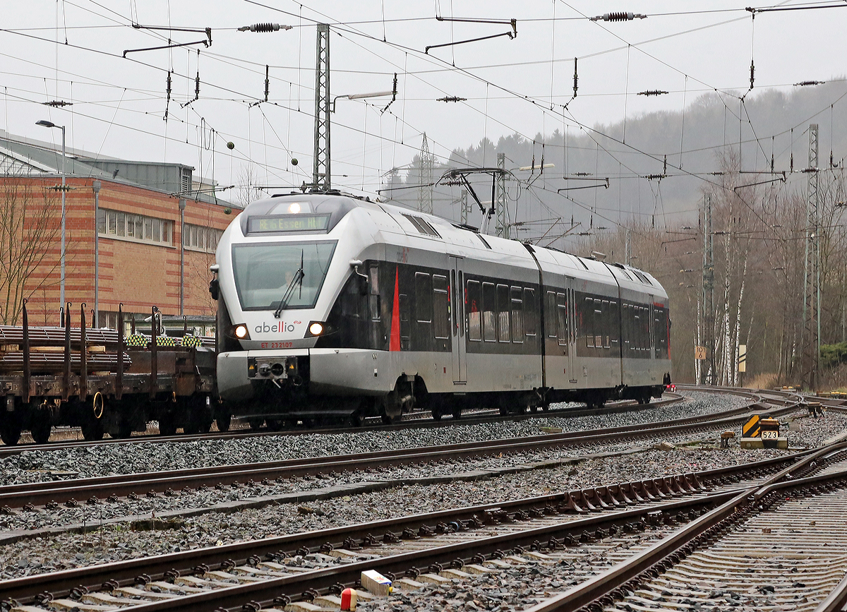 
Bei leichtem Regen fährt am 10.01.2015 der ET 23 2107 (94 80 0427 106-0 D-ABRN / 94 80 0827 106-6 D-ABRN / 94 80 0427 606-9 D-ABRN), ex ET 23007, ein 3-teiliger Stadler FLIRT der Abellio Rail NRW GmbH als RE 16  Ruhr-Sieg-Express  (Siegen – Hagen – Essen) durch Siegen-Geisweid.

Der FLIRT wurde 2007 bei Stadler Pankow GmbH in Berlin unter der Fabriknummer 37679 gebaut und 2014 modernisiert. Diese Fahrzeuge hat die Abellio über die CBRail Ltd. geleast
