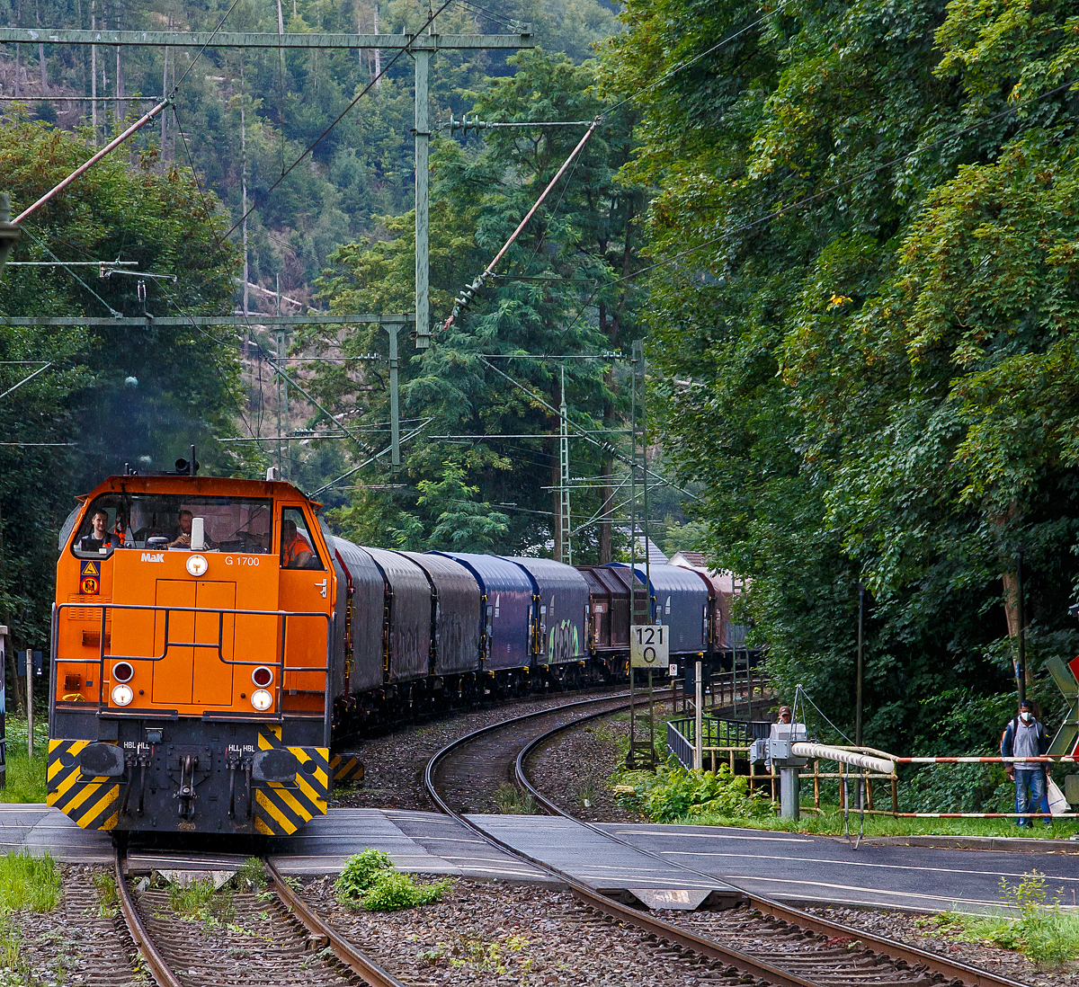 Bei leichtem Regen....
Die KSW 42 (92 80 1277 902-3 D-KSW), eine Vossloh MaK G 1700 BB der KSW Kreisbahn Siegen-Wittgenstein, fährt am 27.08.2021, mit ihrem Übergabe-Güterzug (von Herdorf zum Rbf Kreuztal), durch Kirchen (Sieg) in Richtung Siegen. Aufnahme vom Bahnsteig aus.
 
Nochmals einen Gruß an das nette KSW-Team zurück.