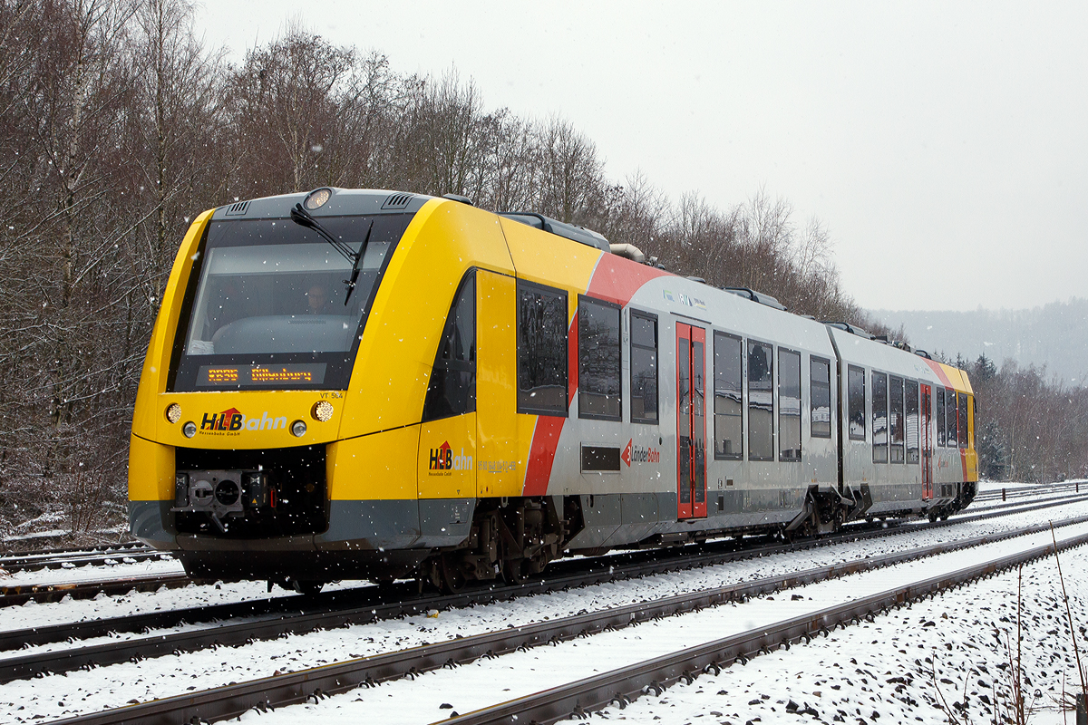 Bei leichtem Schneefall...
Der VT 504 (95 80 1648 104-5 D-HEB / 95 80 1648 604-4 D-HEB), ein Alstom Coradia LINT 41 der neuen Generation / neue Kopfform der HLB (Hessische Landesbahn GmbH), verlässt am 17.01.2021 bei leichtem Schneefall, als RB 96  Hellertalbahn  (Betzdorf - Herdorf - Neunkirchen - Haiger - Dillenburg), Umlauf 61779, den Bahnhof Herdorf. 