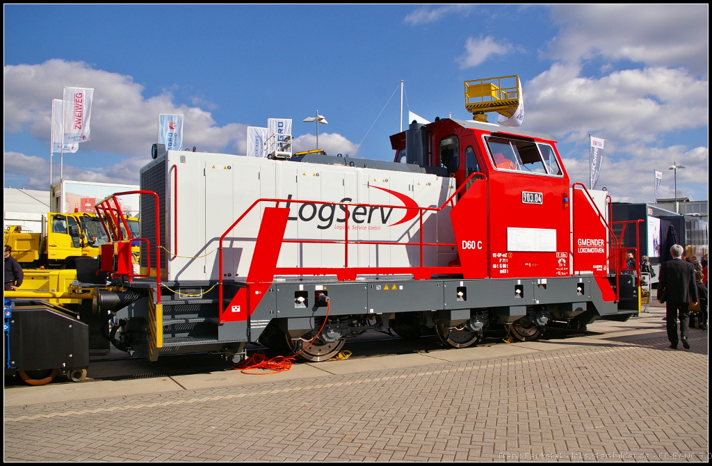 Bei der LogServ 903.04 handelt es sich um eine neue Lok des Typ D60 C von Gmeinder aus Österreich. Ausgestellt war die Lok auf der InnoTrans 2014 in Berlin
<br><br>
Daten: Spurweite 1435 mm, Achsfolge C, Höchstgeschwindigkeit 40 km/h, Motorleistung 690 kW, Anfahrzugkraft 218 kN, Gewicht 67.5 t, LüP 10.8 m, Breite 3.1 m, Höhe 4.3 m

