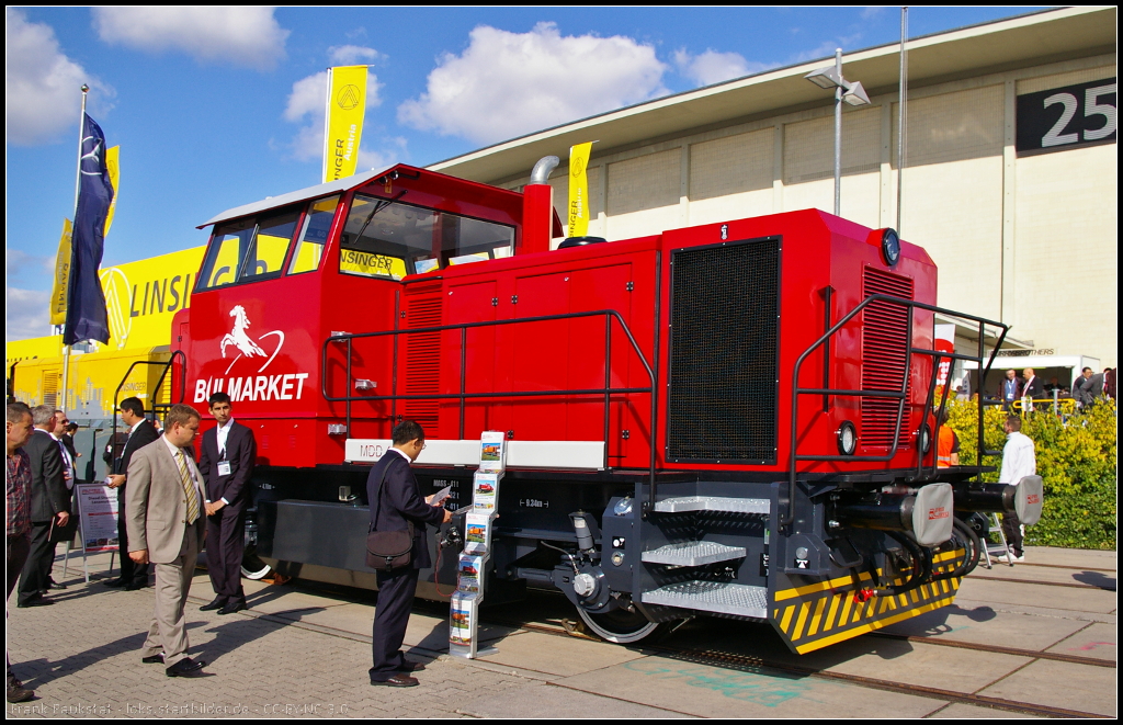 Bei der MDD 4-00 handelt es sich um eine diesel-hydraulische Rangierlokomotive. Hergestellt wird die Lok von der bulgarischen Firma Express Service OOD. Ausgestellt ist die Lok des bulgarischen Betreibers Bulmarket auf der InnoTrans 2014 in Berlin

Technische Daten: Leistung 403 kW, max. Geschwindigkeit 60/30 km/h, Länge u.P. 9.43 m, Breite 3 m, Höhe 4.08 m, Gewicht 40t,

Webseite: www.exservice.biz
