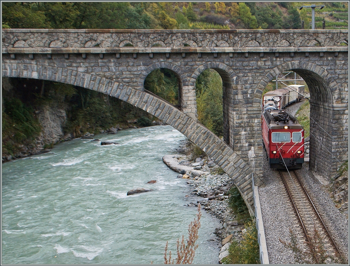 Bei Neubrück schüpft ein Güterzug durch die  Neue Brücke .
30. Sept. 2014