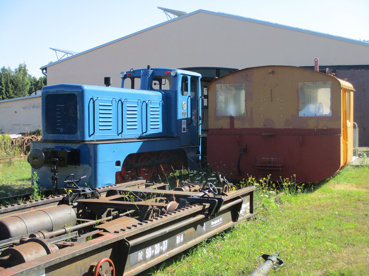 Beide Schmalspurdieselloks 199 003 und 199 008 vor dem Lokschuppen,am 19.Juli 2025,in Georgenthal.
