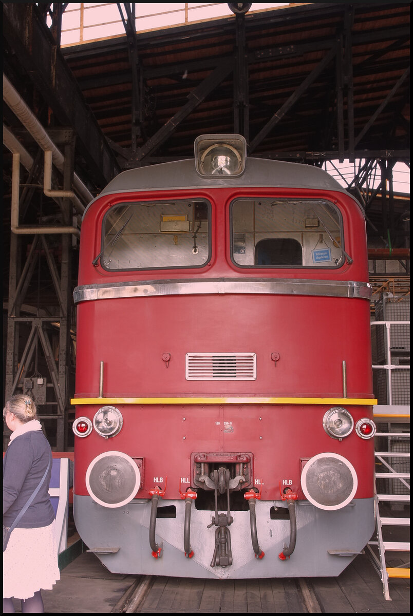Beim 17. Dresdner Dampfloktreffen wurden für die Besucher wieder die Türen vom Haus 5 geöffnet und die Wagen und Fahrzeuge der IG Bw Dresden-Altstadt e.V. konnten so besichtigt werden. Auch die DR 120 338, genannt  Taigatrommel  aufgrund des Motorengeräuschs, konnte auch von Innen genauer angesehen werden. Die Diesellok befindet sich in Privatbesitz und ist eine Leihgabe an den Verein. Am 12.04.2025 entstand beim Besuch das Bild.