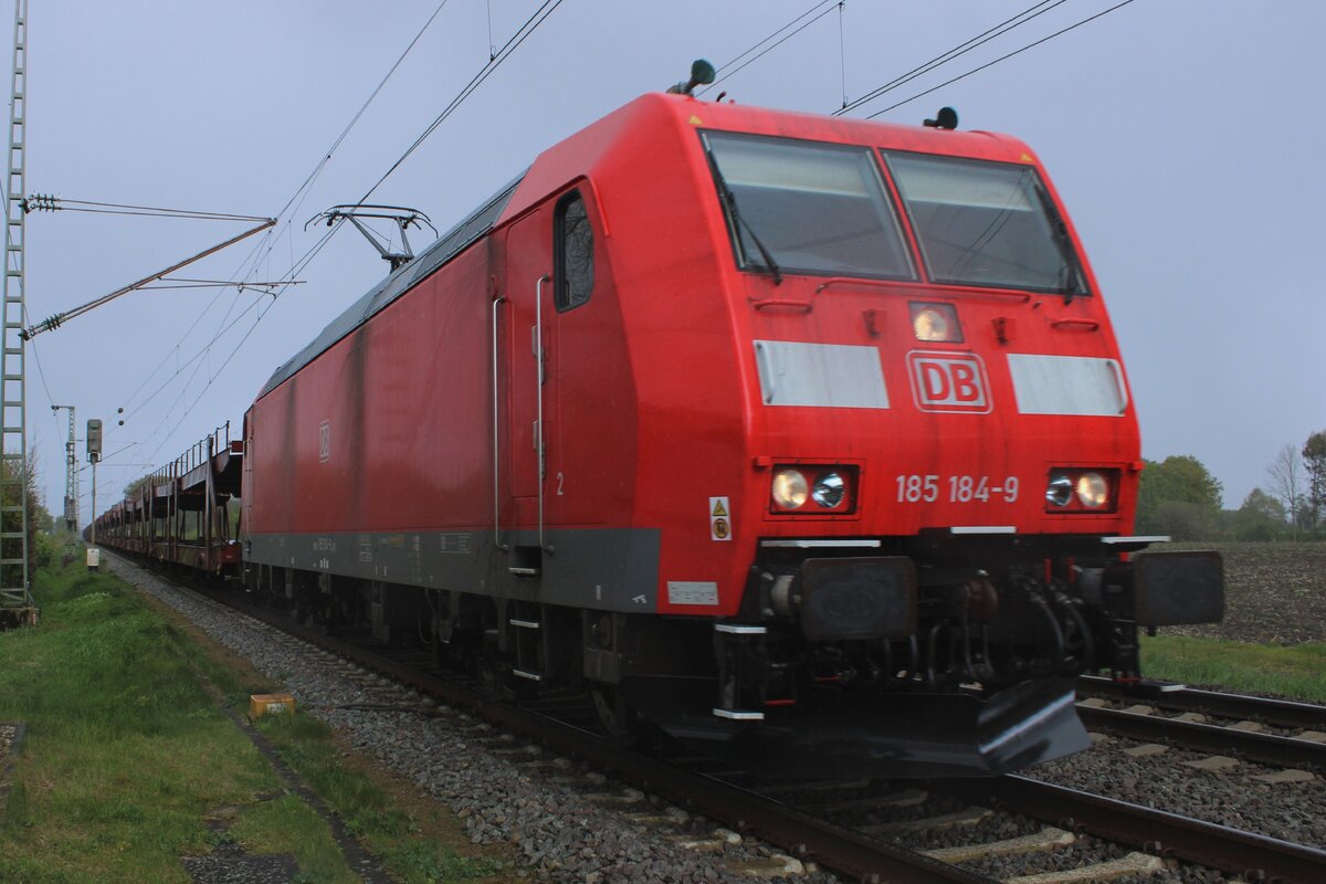 Beim Bahnubergang mit Zooming wurde am 20 April 2024 DB 185 184 samt Guterzug fotografiert.