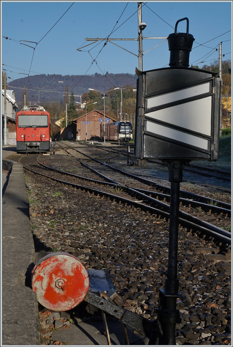 Beim Blonay-Chamby Bahnhof steht die MOB HGem 2/2 2501, welche die MVR X464 gegebenfalls gegen die Schneemassen auf den Les Pléiades schieben soll. 

16. November 2024