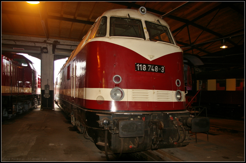 Beim Fest  30 Jahre Traktionswechsel Wittenberge  am 06.05.2017 war es auch m�glich einen Blick in den Lokschuppen der Dampflokfreunde Salzwedel e.V. zu werfen. Hier stand 118 748-3, die Eigentum des Vereins ist.