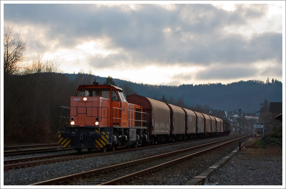 Beim letztem Licht....
Die Lok 42 (277 902-3) der KSW  (Kreisbahn Siegen-Wittgenstein) eine MaK 1700 BB kommt am 16.01.2014 (16:35 Uhr) aus Betzdorf mit einem Coil-Güterzug in Herdorf an.