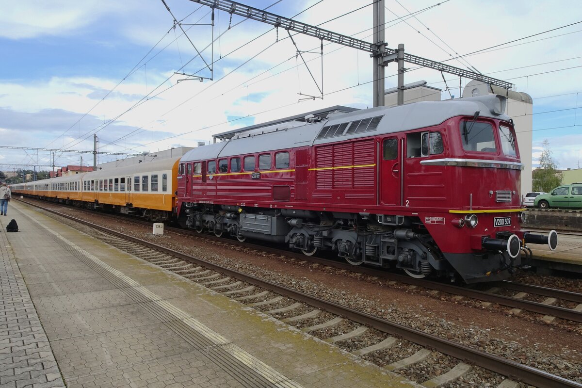 Beinahe in DDR-Zeiten, wäre es nicht dass V 200 507 mit Städte-Express hier am 10 September 2022 in Benesov u Prahy steht anlasslich STEAM-53.