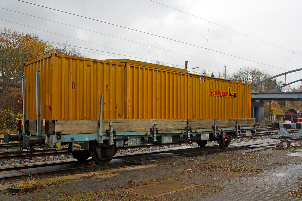 
Beiwagen zur LORAM Schienenschleifmaschine RG 48 II der Schweerbau, ein Flachwagen mit zwei Radsätzen der Gattung Kls, Betriebsnummer 27 80 3302 003-5 D-WVZ, mit umgebautem 40 Fuß Container, abgestellt am 16.11.2014 in Kreuztal.

Technische Daten:
Spurweite: 1.435 mm
Länge über Puffer: 13.860 mm
Ladelänge: 12.500 mm
Achsabstand: 8.000 mm
Eigengewicht: 12.000 kg
Zuladung: 20.000 kg