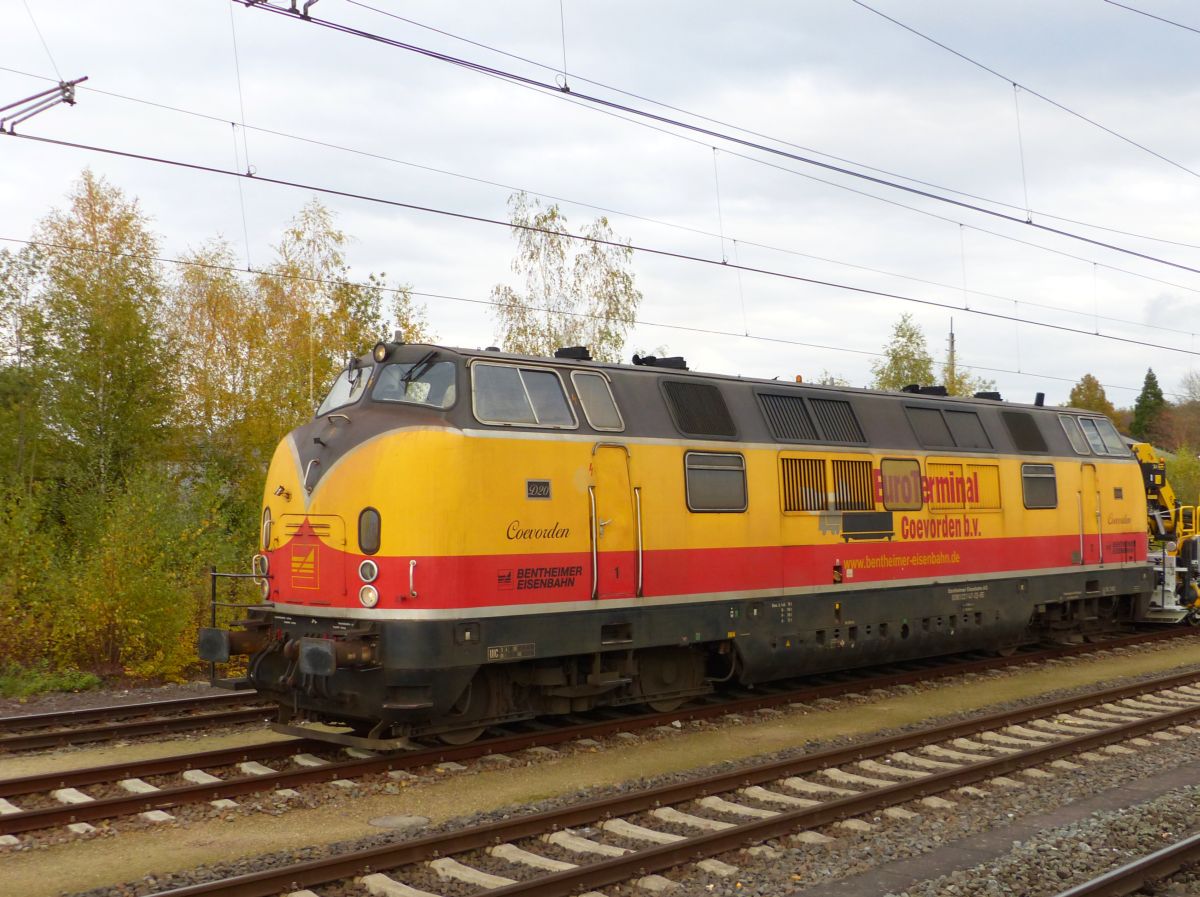 Bentheimer Eisenbahn Diesellok D20  Coevorden  (DB 221 147-2) bei Rangierfahrt in Bahnhof Bad Bentheim, Deutschland 02-11-2018.

Bentheimer Eisenbahn dieselloc D20 met de naam  Coevorden  (voormalige DB 221 147-2) rangeert in station Bad Bentheim, Duitsland 02-11-2018.