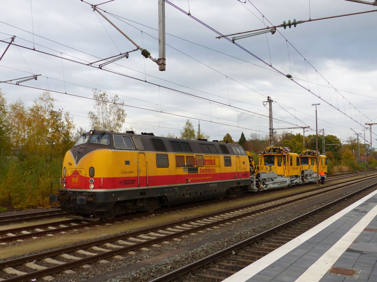 Bentheimer Eisenbahn Diesellok D20  Coevorden  (DB 221 147-2) bei Rangierfahrt in Bahnhof Bad Bentheim, Deutschland 02-11-2018.

Bentheimer Eisenbahn dieselloc D20 met de naam  Coevorden  (voormalige DB 221 147-2) rangeert in station Bad Bentheim, Duitsland 02-11-2018.