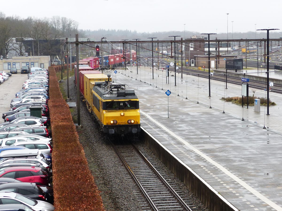 Bentheimer Eisenbahn Lokomotive E01 (ex-NS 1835) durchfahrt Gleis 1 Amersfoort Centraal 27-02-2020.

Bentheimer Eisenbahn locomotief E01 (ex-NS 1835) doorkomst spoor 1 Amersfoort Centraal 27-02-2020.