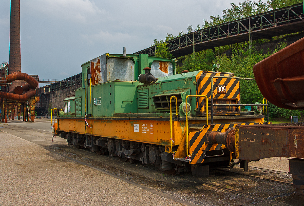 Bereits in den 1950er Jahren waren in Deutschland Zweikraftlokomotiven ein Thema....

Die Krauss-Maffei EM 07 Zweikraftlokomotive EH 389, ex EH 104, am 05.06.2011 im LWL-Industriemuseum Henrichshtte in Hattingen. Hier von der Dieselseite.

Die Lok wurde 1955 von Krauss-Maffei in Mnchen-Allach unter der Fabriknummer 18163 gebaut und an die EH - Gemeinschaftsbetrieb Eisenbahn und Hfen GbR in Duisburg-Hamborn als EH 104 geliefert.

Um auf ihrem mit 600 V Gleichspannung elektrifizierten Streckennetz schwere Gterzge zu befrdern sowie Rangierfahrten auf nicht elektrifizierten Streckenabschnitten durchfhren zu knnen, bentigten die EH - Eisenbahn und Hfen robuste und schwere Industrielokomotiven mit Hybridantrieb. Bei der Wahl der Art des Hybrid-Antriebes wurde auf eine Kombination Oberleitung – dieselelektrischer Antrieb gesetzt. Deshalb entschieden sich Eisenbahn und Hfen fr die Bestellung einer Lokomotive fr Oberleitungs- und Dieselmotorantrieb.

Im Jahre1955 lieferten die Lokfabriken Jung (Typ ED 80 t) und Krauss-Maffei (Typ EM 07) jeweils drei Versuchslokomotiven an die EH. Die Anforderungen an den Lieferanten waren folgende:
•	sehr krftiger Rahmen zur unproblematischen Aufnahme von Beanspruchungen durch seitliche oder frontale Zusammenste,
•	Mittelfhrerstand mit zwei diagonal angeordneten Fahrstnden mit besten Sichtverhltnissen,
•	 gute Geruschdmpfung des Dieselmotors sowie
•	 80 t Dienstgewicht und so gering wie mgliche Achsentlastungen.

Bei den Probefahrten berzeugte jedoch die Lokomotive vom Typ ED 80 t von Jung, so erhielt Jung den Auftrag zur Fertigung der Serie von insgesamt 64 weiteren Exemplaren und die drei Loks von Krauss-Maffei vom Typ EM 07 blieben Einzelstcke.

Die Hybridlokomotive mit dem kombinierten Antrieb als Elektrolokomotive und mit dieselelektrischem Antrieb, waren bis Anfang der 2000er Jahre im Einsatz. 
