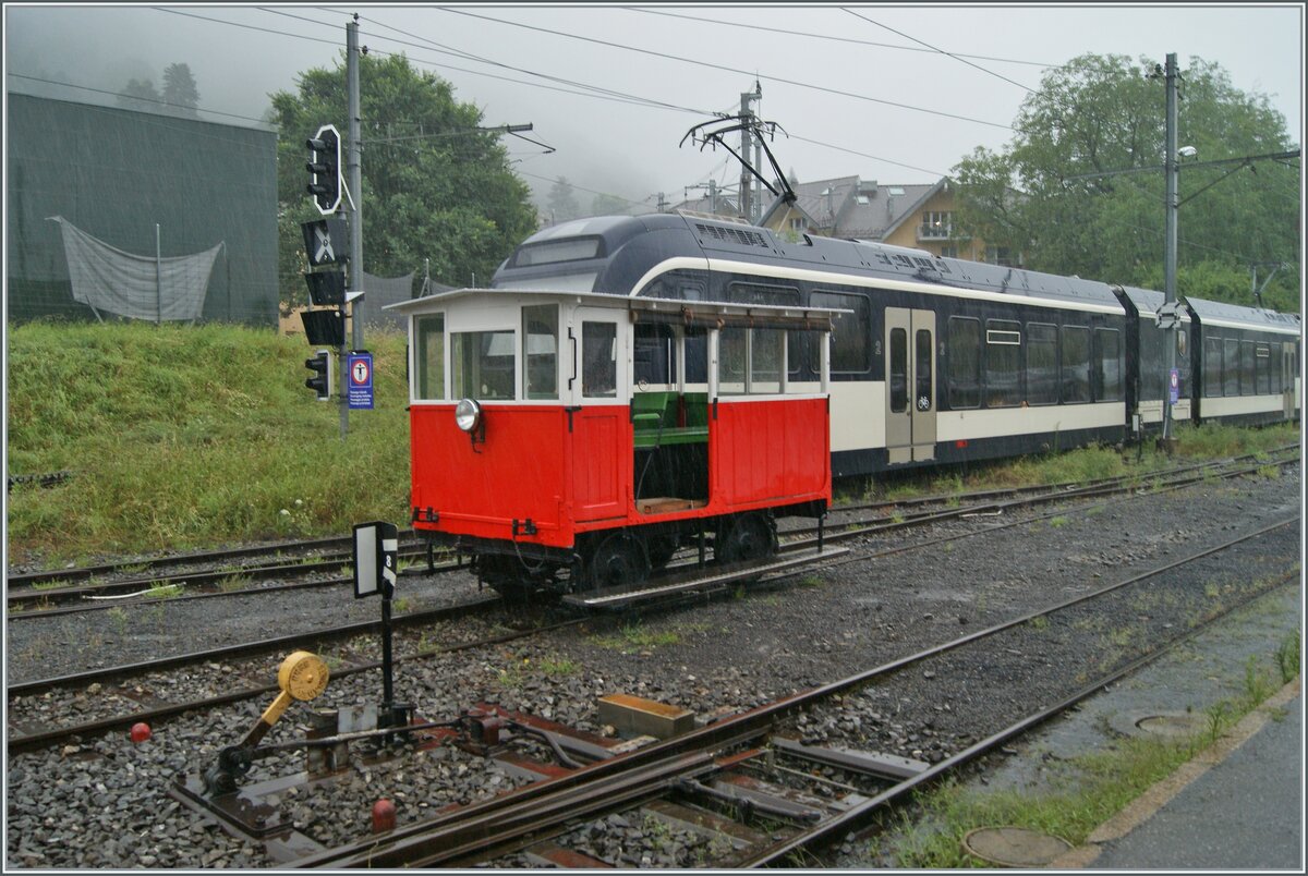 Bereits am frühen Morgen, noch vor der Ankunft des ersten Zugs ist die Dm 2/2 N° 3 «Le Biniou» unterwegs. Die kleine  Bretonische Draisine  ist auf Probefahrt und hat Blonay erreicht. Die Dm 2/2 N° 3 wird nach ihrer umfassenden Revision im Rahmen des Themenwochenendes 7./8. Sept. 2024 der Blonay-Chamby Bahn als einer der Höhepunkte eingeweiht und vorgeführt.

Ein kleiner Rückblick auf die Dm 2/2 N°3: die kleine , aber doch 3,5 Tonnen schwere Draisine wurde 1935 von Billard-Chatenay & Cie. Tours France gebaut und beim Réseau Breton eingesetzt, bis 1968 die Blonay-Chamby Bahn die Dm 2/2 übernahm

18. August 2024