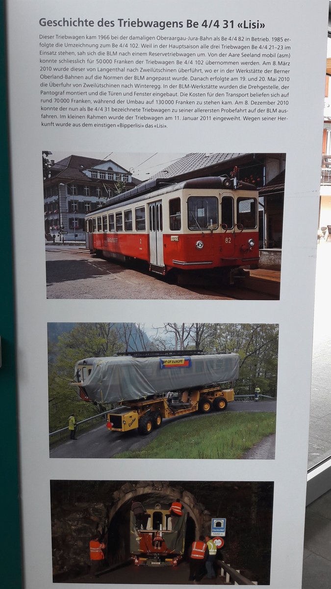 Bergbahn Lauterbrunnen-Mürren.
VOM OBERAARGAU IN DAS BERNER OBERLAND.
Auf der beim Eingang des Bahnhofs Mürren aufgestellten Fotowand werden die interessierten Touristen über die Geschichte des BLM Triebwagens Be 4/4 31 LISI, ehemals OJB Be 4/4 82/ASm Be 4/4 102 informiert (24.5.2018).
Foto: Walter Ruetsch  