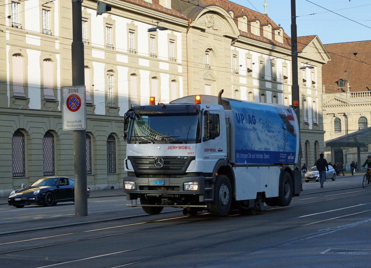 BERNMOBIL: Banbild oder Fahrzeugbild ? Habe mich fr Bahnen entschieden, da es sich um den Schienenschleifwagen von Bernmobil handelt. Er war am 19. Dezember 2015 auf dem Strassenbahnnetz der Stadt Bern unterwegs.
Foto: Walter Ruetsch