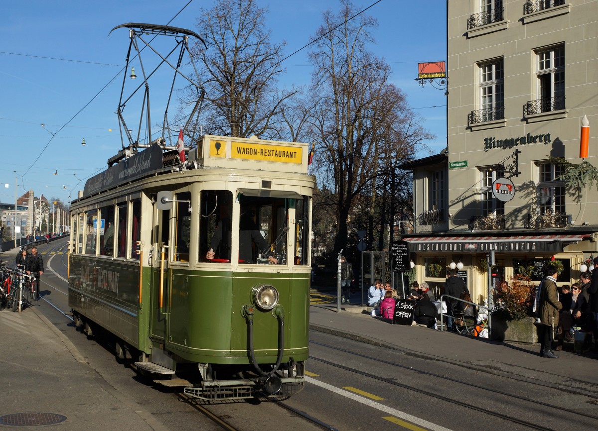 Bernmobil: Das Weihnachtstram war vom 4. Dezember bis zum 20. Dezember 2015 an den Tagen Mittwoch, Donnerstag, Freitag und Samstag in der Stadt Bern unterwegs. Ab der Haltestelle Schwanengasse wurden die Endhaltestellen Guisanplatz und Ostring angefahren. Als MRLITRAM weihnchtlich geschmckt wurde der Be 4/4 145 (1935). Wegen grossem Andrang musste am Samstag den 19. Dezember 2015 fr zustzliche Fahrten das Restaurant Tram BRe 4/4 647, ebenfalls aus dem Jahre 1935, eingesetzt werden. Es freute viele Kinder sehr, dass das MRLITRAM auch diesen Dezember unterwegs war. Die fnf Aufnahmen entstanden am 19. Dezember 2015 in Bern.
Foto: Walter Ruetsch