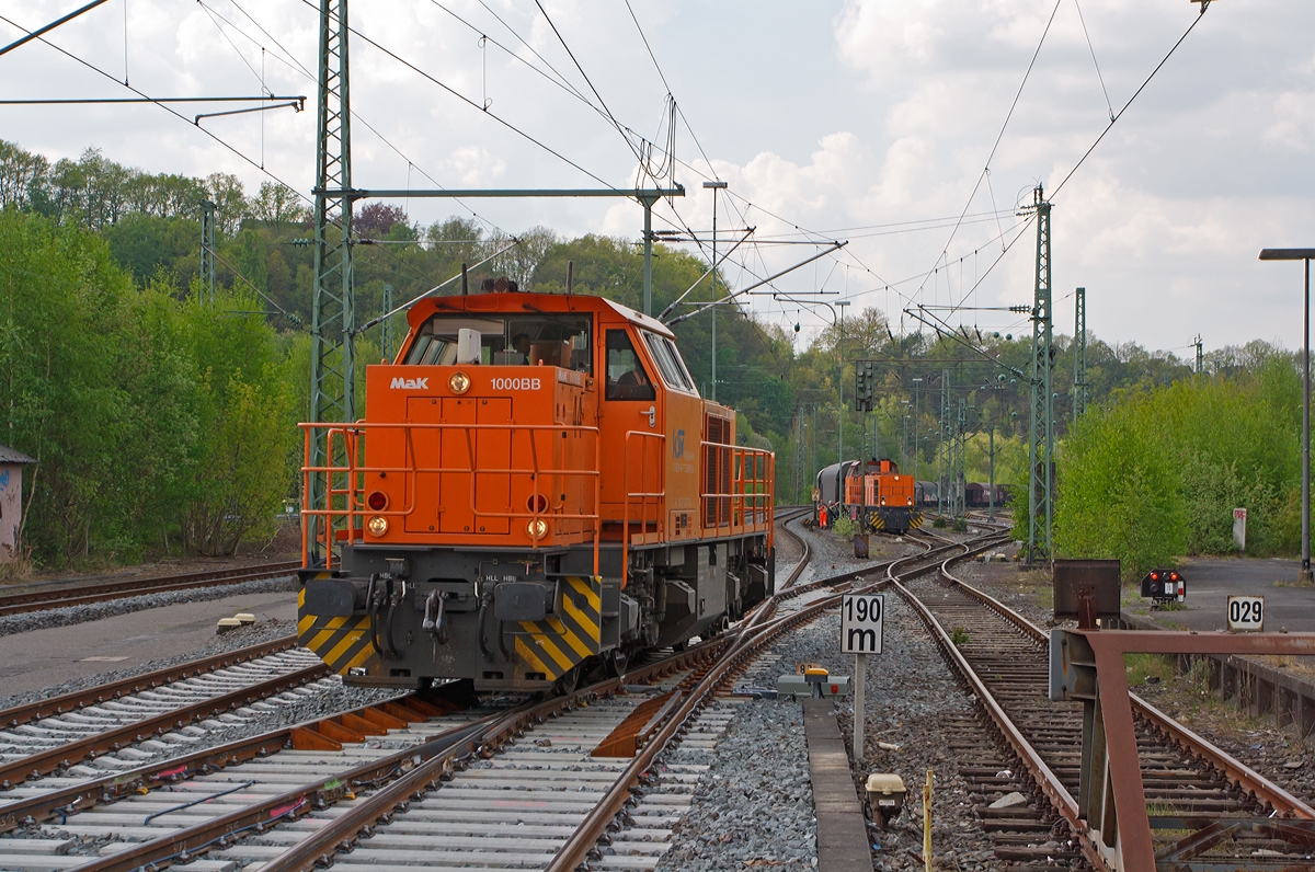 
Betzdorf/Sieg den 25.04.2014: 

Hinten wartet die  Lok 42 (92 80 1277 902-3 D-KSW) der KSW (Kreisbahn Siegen-Wittgenstein), eine MaK G 1700 BB, mit einem sehr schweren Coil-Güterzug mit ca. 30 Wagen, das sind etwa 2.000 t. Darum muss die Die Lok 44 (92 80 1271 004-4 D-KSW) eine MaK G 1000 BB aus Herdorf kommen um Schubhilfe zu leisten.

Die Lok 42 wurde 2001 unter der Fabriknummer 1001108 bei Vossloh gebaut, die Lok 44 wurde 2003 unter der Fabriknummer 1001462 bei Vossloh gebaut.