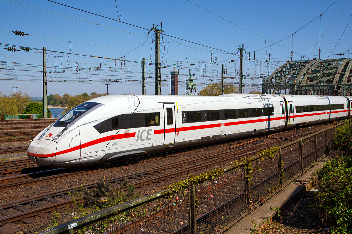 
Bild 7:
Als ICE 610 von München Hbf nach Dortmund Hbf, verlässt der zwölfteilige (Konfiguration K3s) ICE4 Triebzug (Tz) 9004 (93 80 5812 004-0 D-DB ff.) am 21.04.2019 den Hauptbahnhof Köln.
Hier der:
Wagen-Nr. 14 – Apmzf antriebsloser 1. Klasse Steuerwagen 93 80 0812 004-1 D-DB.
