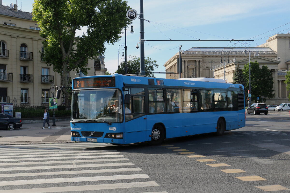 BKK Budapest - NCZ-572 - Volvo am 13. Mai 2024 in Budapest (Aufnahme: Martin Beyer) 