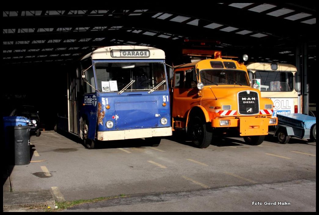 Blick am 12.5.2015 in die Museums Halle der Stadtwerke Solingen. Der blaue Bus links ist ein ehemaliger Solinger Eigenbau O-Bus. Der Bus wurde aktuell aus Argentinien zurck geholt, wo er lange Jahre im Stadtverkehr von Mendoza fuhr. Er soll nun zurck gebaut und als Museumswagen wieder eingesetzt werden.