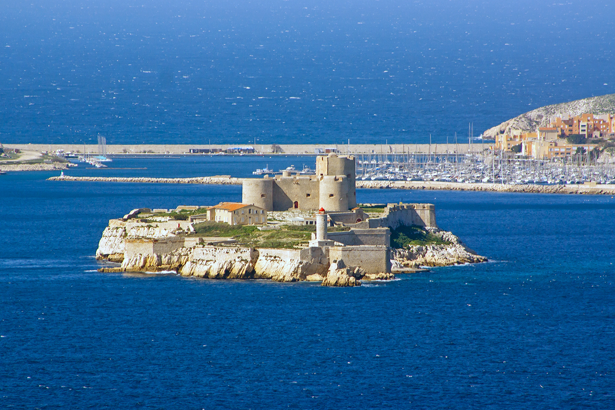 
Blick auf die Île d’If mit dem Château d’If, am 26.03.2015 von der Wallfahrtskirche Notre-Dame de la Garde in Marseille aus. 

Die Île d’If ist eine kleine Insel im Mittelmeer westlich von Marseille und gehört zur Gruppe der Frioul-Inseln. Die Felseninsel ist etwa 280 Meter lang und bis 80 Meter breit. Sie wird von dem Château d’If, einer Festung bzw.  ehemaliges Gefängnis beherrscht. Die Festung wurde zwischen 1524 und 1531 auf Befehl Franz’ I. erbaut. Zum Gefängnis wurde die Festung dann Mitte des 16. Jahrhunderts, einige Jahre nach der Fertigstellung. Der Grund war die geographische Lage und die Architektur. Das Ausbrechen schien unmöglich. Auch musste die Festung genutzt werden, da sie aufgrund ihrer abschreckenden Wirkung niemals angegriffen wurde.

Bekannt wurde die Insel bzw. das dortige Gefängnis vor allem durch den Roman „Der Graf von Monte Christo“ (orig. Le Comte de Monte-Cristo) des Schriftstellers Alexandre Dumas. 
