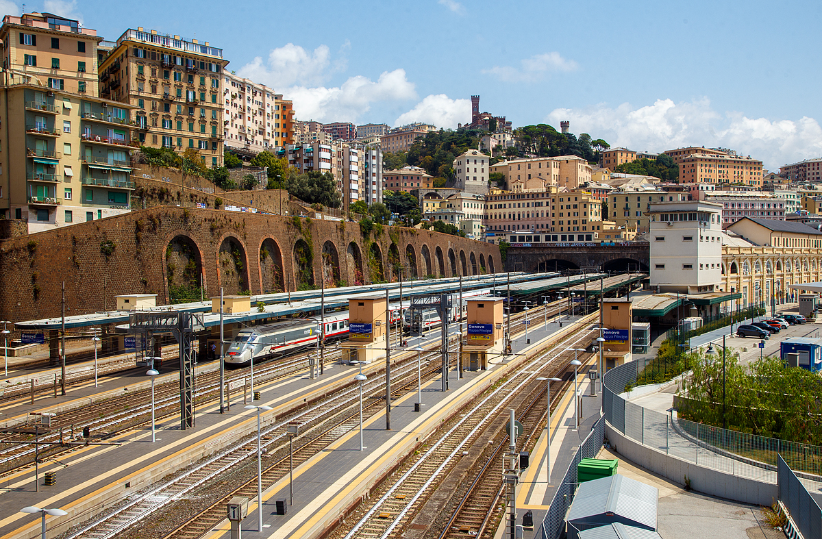 Blick auf den Bahnhof Genua / Genova Piazza Principe am 23.07.2022 von Westen von der Via del Lagaccio (unweit der Talstation der Zahnradbahn Principe-Granarolo) gesehen.

Der Bahnhof Genova Piazza Principe ist einer der zwei Hauptbahnhfe der italienischen Hafenstadt Genua. Er liegt im nordwestlichen Bereich des Stadtzentrums, zwischen der Piazza Acquaverde, wo sich die Passagierzugnge befinden, und der Piazza del Principe. Das Bahnhofsgebude nimmt den gesamten nrdlichen Abschnitt der Via Andrea Doria ein, hier befinden sich die Servicezugnge. In kurzer Entfernung liegt der imposante Palazzo del Principe. Der zweite Hauptbahnhof der ligurischen Hauptstadt ist der Bahnhof Genova Brignole.

Der Bahnhof wurde 1860 unter der Leitung des Architekten Alessandro Mazzucchetti erbaut. Das ursprngliche Gebude bestand aus einem Stahlgewlbe, welches eine Halle zwischen den Seitengebuden berspannte. Um dem steigenden Schienenverkehr gerecht zu werden, wurde das Bahnhofsgebude 1900 von dem Ingenieur Giacomo Radini Tedeschi erweitert.

Heute verfgt der Bahnhof ber mehrere Ebenen:
• Tiefebene: komplett unterirdisch; Standort der technischen Einrichtungen und der Lagerrume der Ferrovie dello Stato und zweier Bahngleise (Haltestelle Principe Sotterranea)
• Zwischenebene: tiefer gelegen als das Erdgeschoss; Standort der Bahnsteige und der Gleisanlage, sowie kleinerer Geschfte und Snack-Bars
• Erdgeschoss: Eingangshalle mit verschiedenen Geschften und Serviceeinrichtungen von Trenitalia
• Obergeschosse: Bros der Ferrovie dello Stato