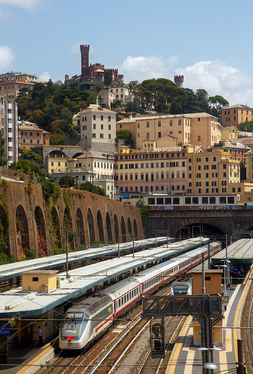 Blick auf den Bahnhof Genua / Genova Piazza Principe am 23.07.2022 von Westen von der Via del Lagaccio (unweit der Talstation der Zahnradbahn Principe-Granarolo) gesehen.

In der Bildmitte im Sandwich zweier E.414 (ehemalige Triebköpfe E.404 A der ersten ETR 500 – Monotensione) ein Trenitalia InterCity.
