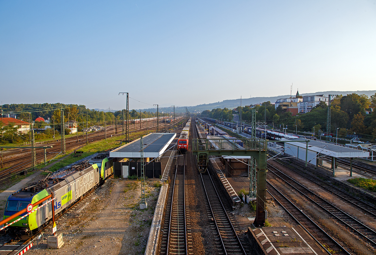 
Blick auf den Bahnhof Weil am Rhein, von der neuen Straßenbahnbrücke in Richtung Haltingen bzw. Norden, hier am 24.09.2016. 

Eine Schönheit ist dieser Bahnhof nicht, auch wenn hier wenig Personenzüge halten, so ist hier doch sehr viel los.