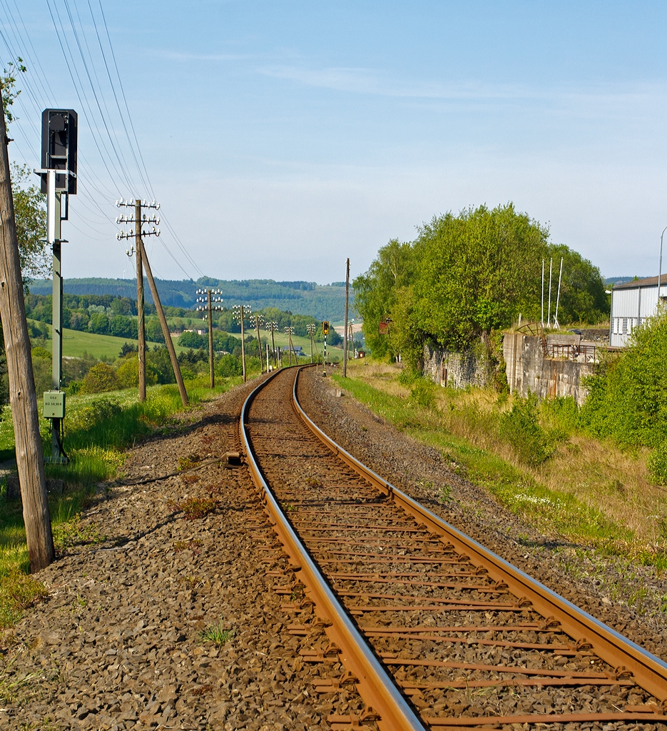 Blick auf die Bahnstrecke Limburg - Altenkirchen die DB Kursbuchstrecke (KBS 461), DB Streckennummer 3730, auch als Oberwesterwaldbahn bekannt am 05.05.2014 bei Enspel (Blickrichtung Nistertal). Hier gibt es nach teilweise Telegrafenmasten, zudem hat das Gleis teilweise (wie hier) Y-Schwellen. Recht liegen noch zwei alte Stumpfgleise von der ehem. Basaltverladung Anschlust. Enspel Adrian (Adrian Basalt GmbH & Co.KG). 

Die Oberwesterwaldbahn ist eine 65,1 km lange Nebenbahn von Limburg an der Lahn ber Westerburg nach Altenkirchen (Westerwald) und weiter ber Bahnstrecke Engers-Au nach Au an der Sieg durch den Westerwald. Die Strecke fhrt durch Hessen und Rheinland-Pfalz. 

Streckenlnge:  65,1 km
Spurweite:  1435 mm (Normalspur)
Streckenklasse:  D4
Maximale Neigung:  19 o/oo
Hchstgeschwindigkeit:  60 km/h
