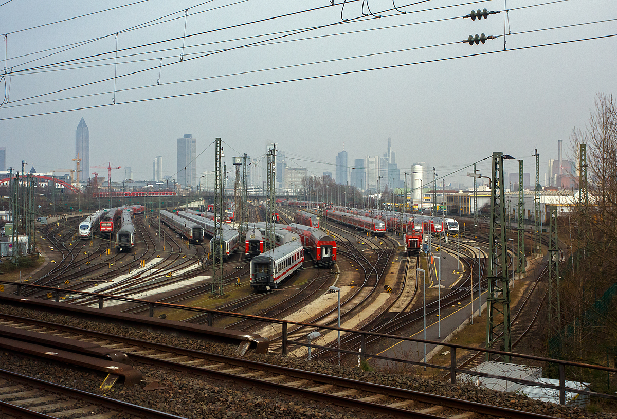 Blick auf einen Teil des Abstellbereiches vom Hauptbahnhof Frankfurt am Main, hier am 24.03.2015 aus einem Zug (TGV) heraus.