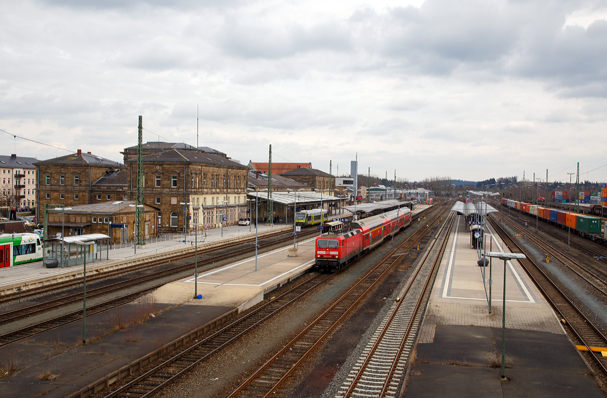 
Blick auf den Hauptbahnhof Hof (Saale) am 27.03.2016. Heute wieder Durchgangsbahnhof in Oberfranken, lange (von 1945 bis 1990) war der Hofer Bahnhof Grenzbahnhof, zwischen der DDR und der BRD. Bakanntheit erlangte der Bahnhof auch, als ab dem 1. Oktober 1989 hier die ersten Prager Botschaftsflüchtlinge ankamen.  Die Züge von Prag fuhren über Dresden und Karl-Marx-Stadt bis nach Hof.