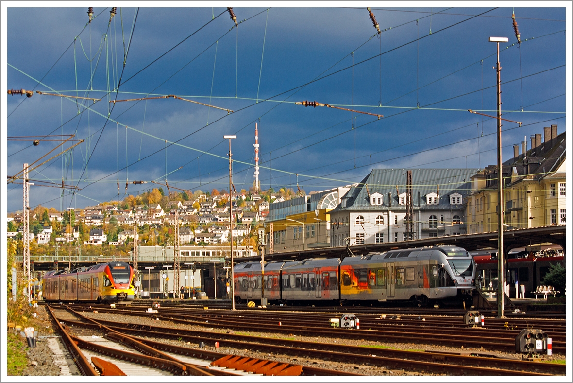 Blick auf den Hauptbahnhof Siegen am 09.11.2013, bei besonderem Licht: 
Links der abgestellter 3-teilige Stadler FLIRT 427 041 / 427 541 der HLB (Hessischen Landesbahn), rechts am Gleis 4 steht der 3-teilige Stadler FLIRT  ET 23 004 der Abellio Rail NRW als RE 16  Ruhr-Sieg-Express  (Siegen-Hagen-Essen) zur Abfahrt bereit.