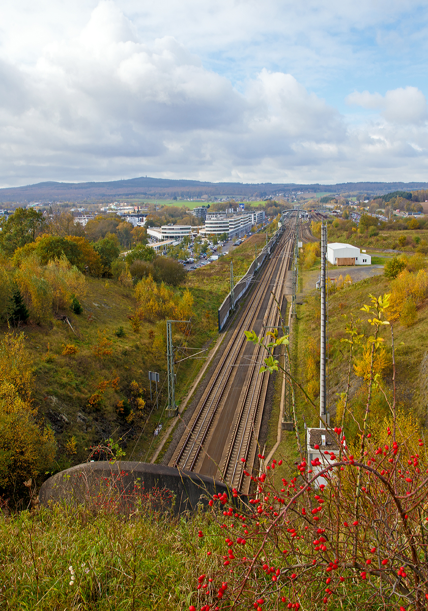 
Blick auf den ICE-Bahnhof Montabaur an der Schnellfahrstrecke Kln–Rhein/Main (KBS 472 bei Streckenkilometer 89) am 30.10.2017. Ich stehe hier ber dem Eingang von dem  2.395 m langen Himmelbergtunnel. Die Gleise, in Fester Fahrbahn, werden planmig mit 300 km/h befahren.