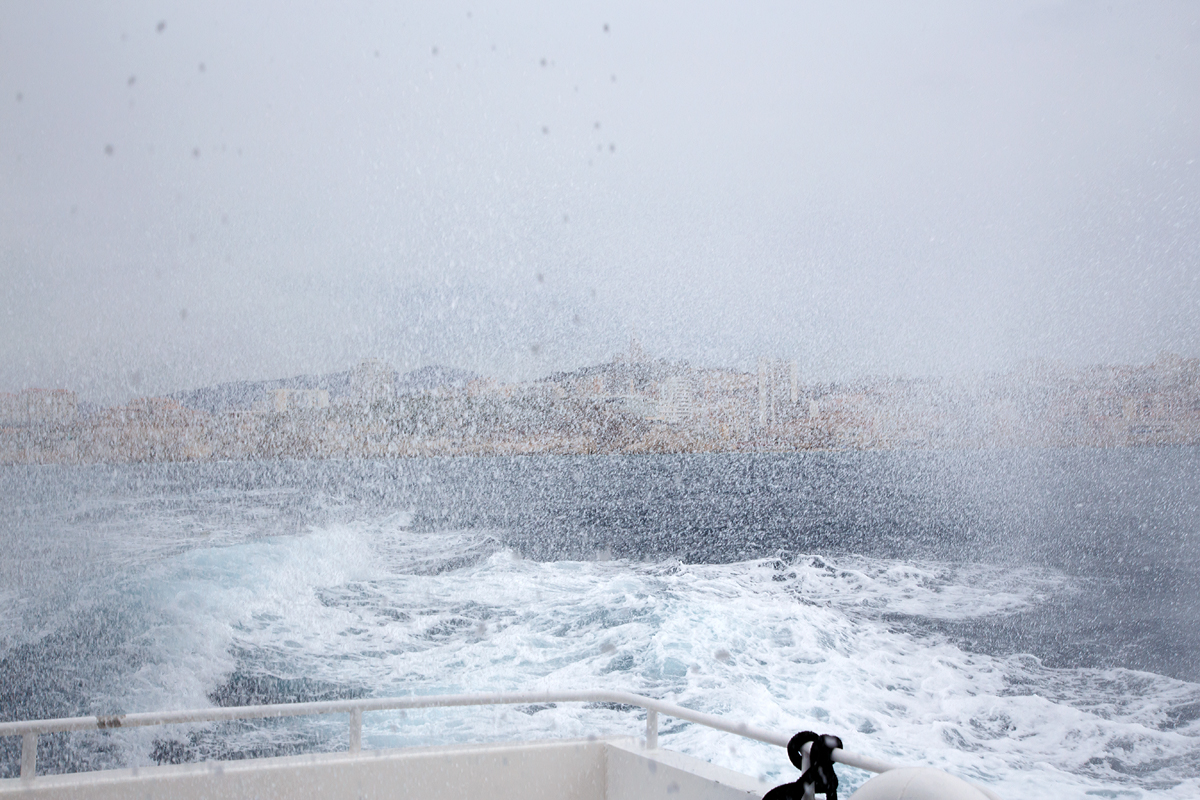 
Blick auf Marseille, auf unserer Fahrt am 25.03.2015 zu den Frioul-Inseln.  
Sorry, auf dem Bild kann man Marseille nicht richtig erkennen, da das Wasser gerade über das Oberdeck schwappte. Aber es gibt einen Eindruck auf unsere Fahrt, bei einem sehr gutem Wellengang;-) 