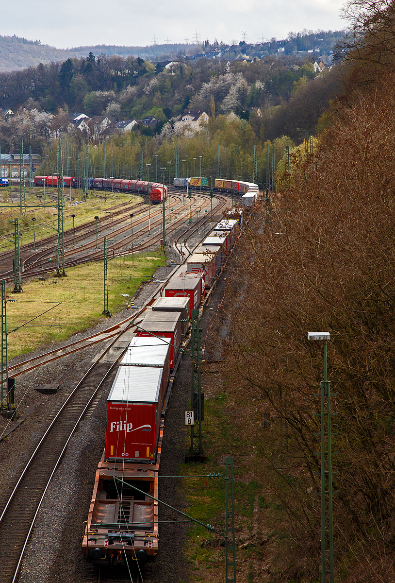 Blick auf den Rangierbahnhof (Rbf) Betzdorf/Sieg am 29.04.2021 (von der Brcke in Betzdorf-Bruche, auf der Hauptstrecke fhrt eine Railpool 193er (Siemens Vectron) mit einem KlV-Zug in Richtung Siegen.