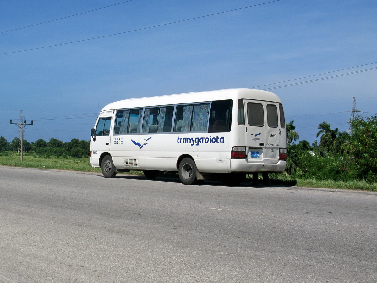 Blick von der Raststtte in Kuba auf den auf der Autobahn hier parkenden Toyota COASTER Kleinbus am 27. Oktober 2007

.
